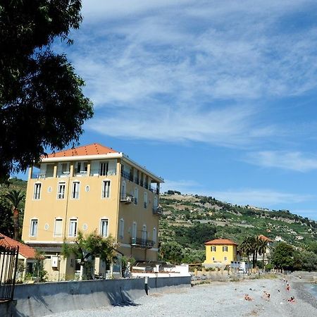 Holiday'S Beach Aparthotel Ventimiglia Buitenkant foto
