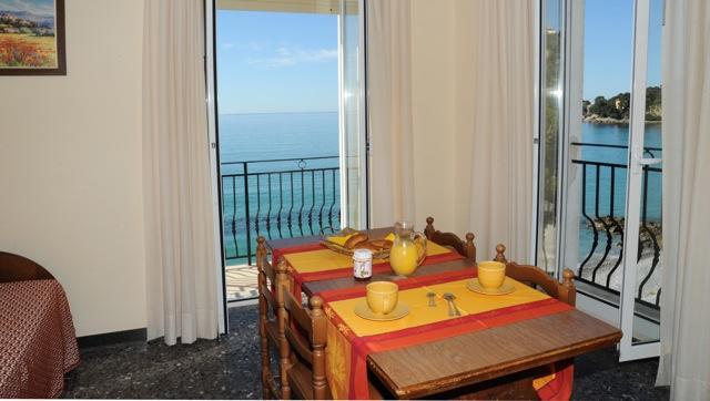 Holiday'S Beach Aparthotel Ventimiglia Buitenkant foto