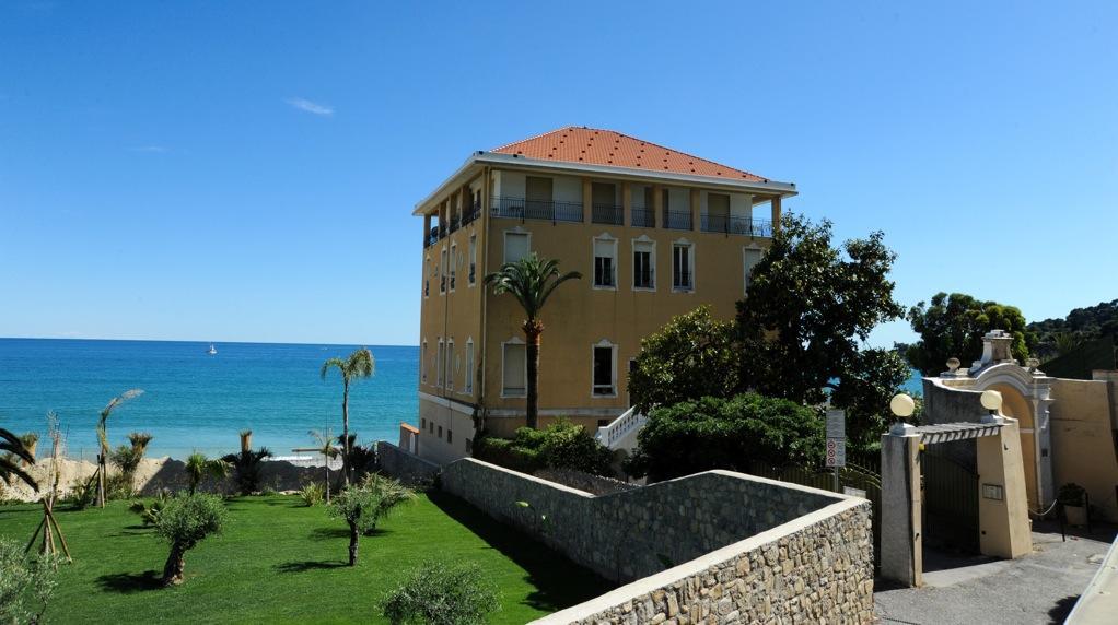 Holiday'S Beach Aparthotel Ventimiglia Buitenkant foto