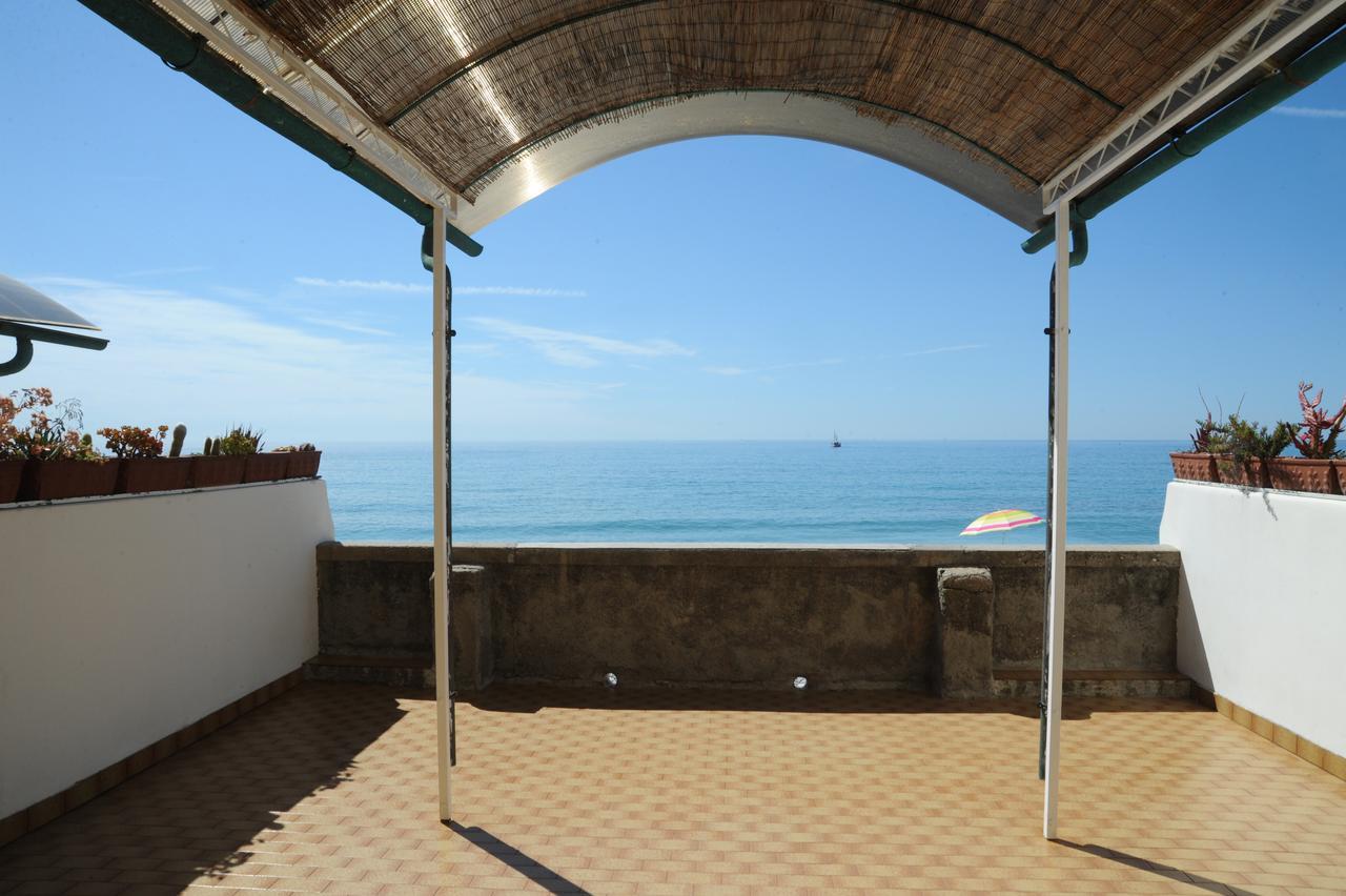 Holiday'S Beach Aparthotel Ventimiglia Buitenkant foto