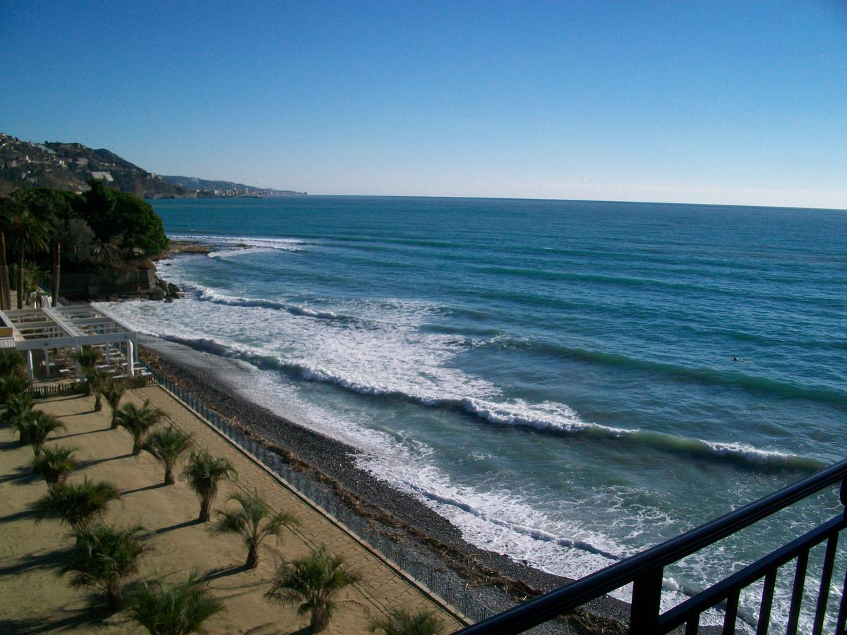 Holiday'S Beach Aparthotel Ventimiglia Buitenkant foto