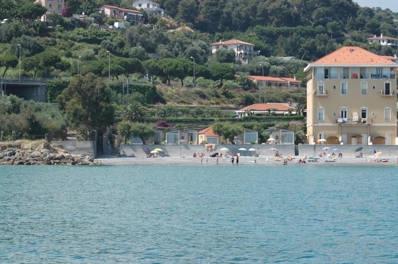 Holiday'S Beach Aparthotel Ventimiglia Buitenkant foto