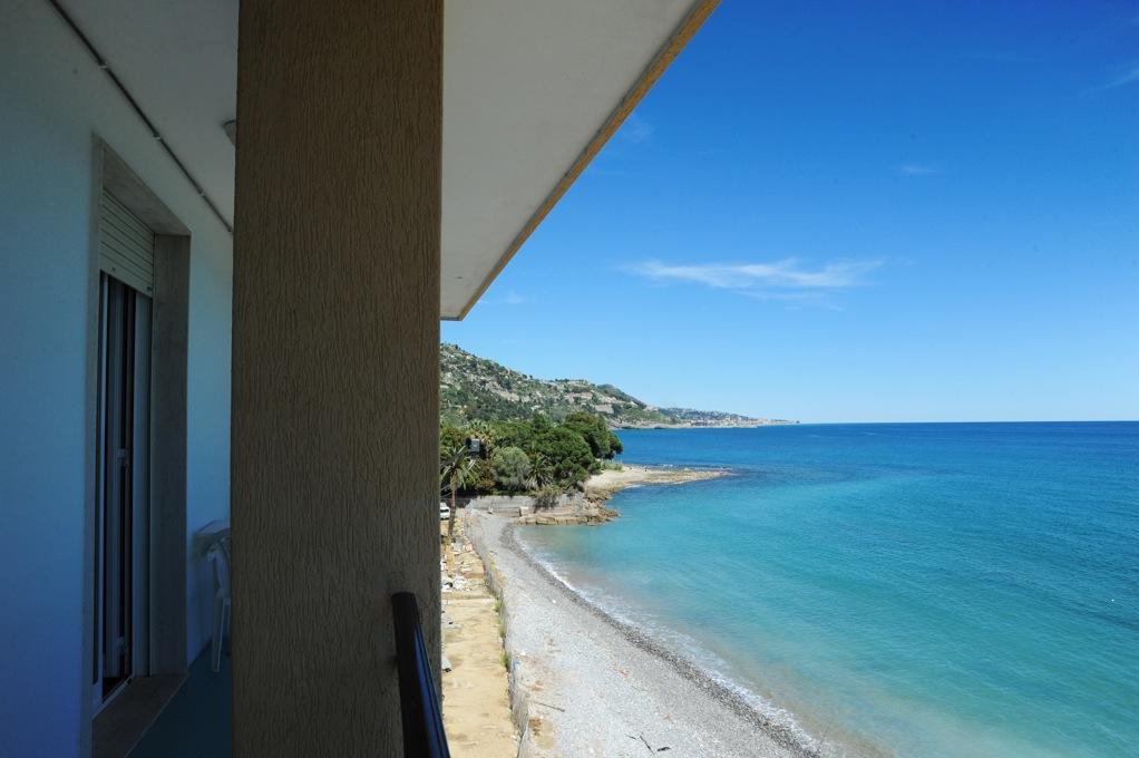 Holiday'S Beach Aparthotel Ventimiglia Buitenkant foto